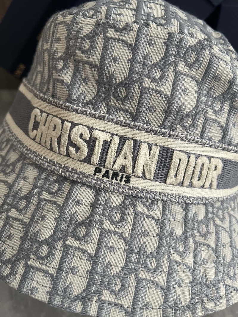 CHRISTIAN DIOR